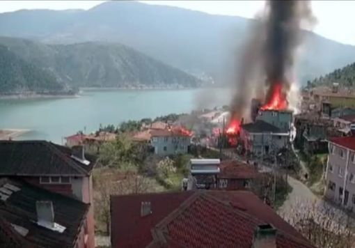  Kargı'da korkunç yangın 6 ev cayır cayır  yandı