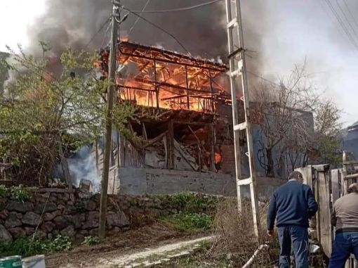  Kargı'da korkunç yangın 6 ev cayır cayır  yandı 4