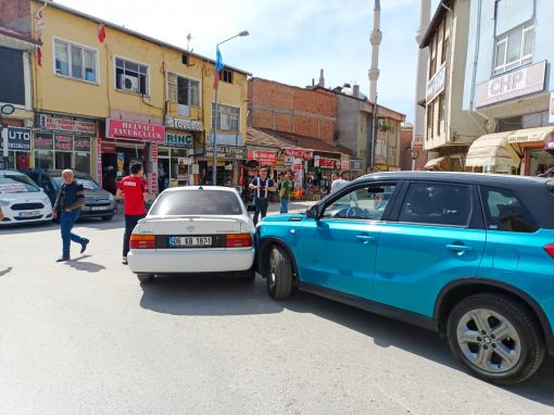  Osmancık Saat kulesi önünde otomobiller çarpıştı