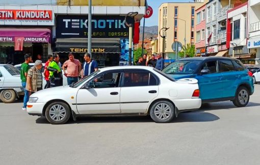  Osmancık Saat kulesi önünde otomobiller çarpıştı 1