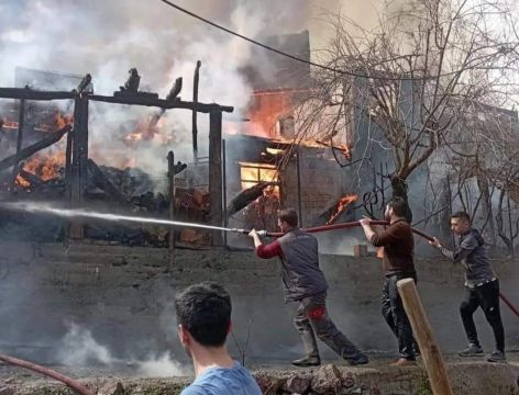 Kargı'da korkunç yangın 6 ev cayır cayır  yandı