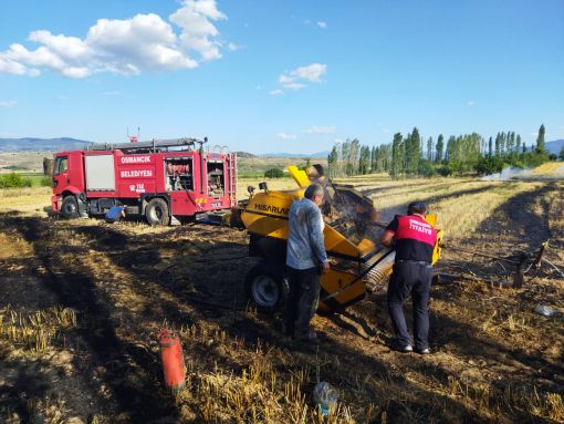  Balya Makinasında çıkan yangın arpa tarlasını yaktı 