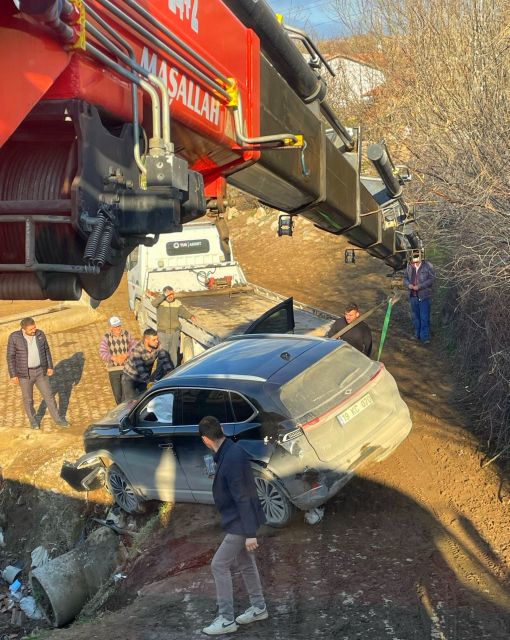  Gübreden ıslanan yolda kayan TOGG çukura devrildi 2