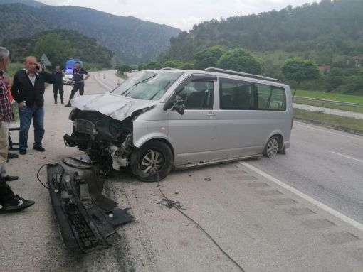  Lastiği patlayan minibüs bariyerlere  çarptı: 1 yaralı 1