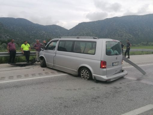  Lastiği patlayan minibüs bariyerlere  çarptı: 1 yaralı 2