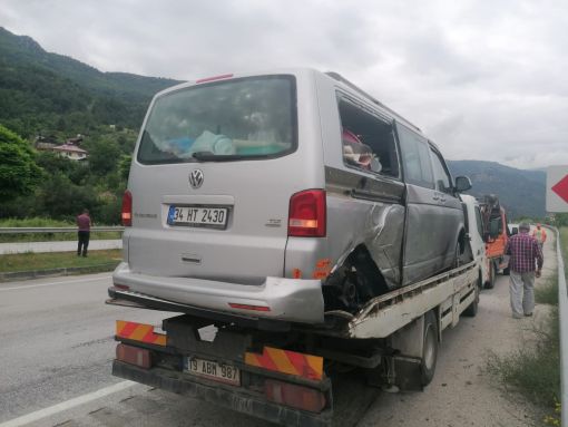  Lastiği patlayan minibüs bariyerlere  çarptı: 1 yaralı 6