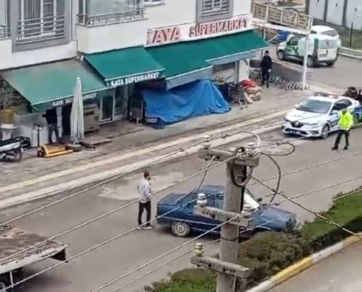  Osmancık şehir içinde otomobil orta refüje çarptı 3