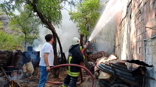  Osmancık'ta çıkan yangın eve sıçramadan söndürüldü 3