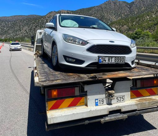  Osmancık'ta gözünü güneş ışığı alan sürücünün otomobili bariyerlere çarptı 3