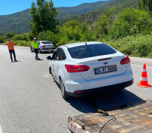  Osmancık'ta gözünü güneş ışığı alan sürücünün otomobili bariyerlere çarptı 4