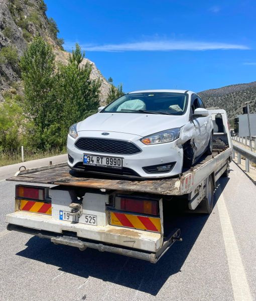  Osmancık'ta gözünü güneş ışığı alan sürücünün otomobili bariyerlere çarptı 5