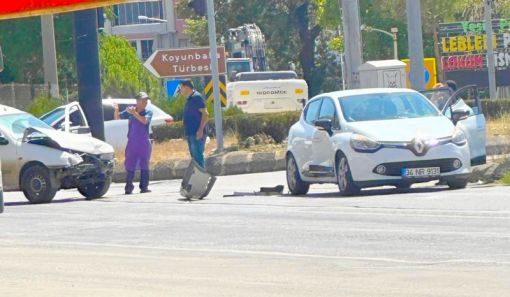  Osmancık'ta hafif ticari araç ile otomobil çarpıştı 1