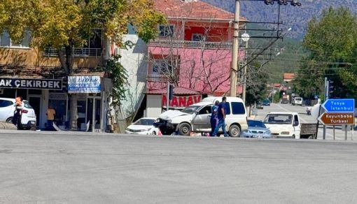  Osmancık'ta hafif ticari araç ile otomobil çarpıştı 3