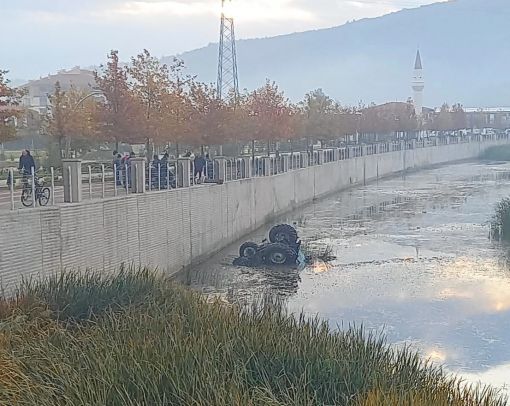  Osmancık'ta inanılmaz kaza traktör Kızılırmak'a uçtu 7