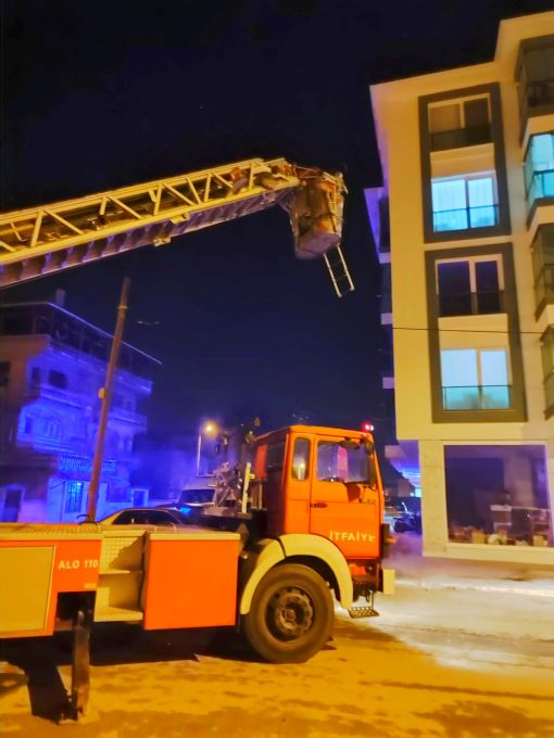  Osmancık'ta itfaiye evde mahsur kalan çocukları kurtardı  5