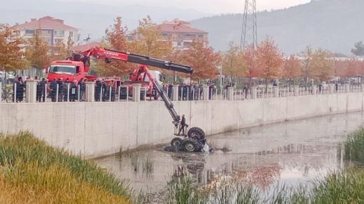  Osmancık'ta Kızılırmak'a uçan traktör çıkarıldı 1