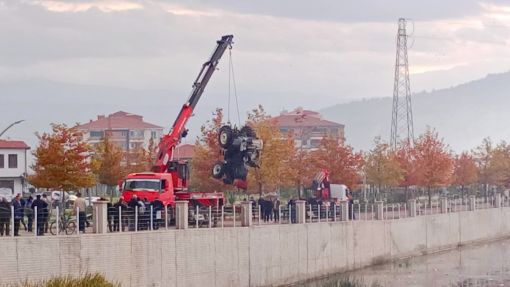  Osmancık'ta Kızılırmak'a uçan traktör çıkarıldı 2