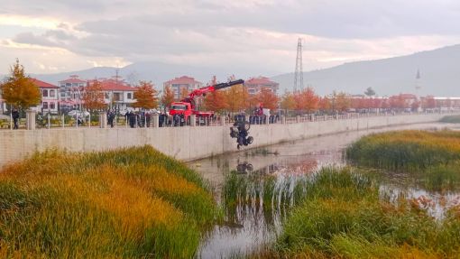  Osmancık'ta Kızılırmak'a uçan traktör çıkarıldı 3