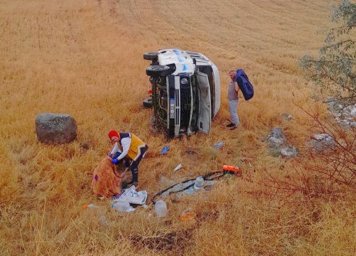  Osmancık'ta minibüs ekin tarlasına devrildi 2 yaralı 1