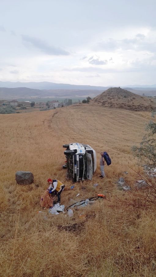  Osmancık'ta minibüs ekin tarlasına devrildi 2 yaralı 3