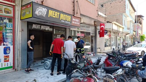  Osmancık'ta motosiklet tamircisinde çıkan yangın korkuttu 2