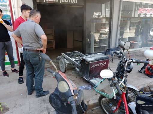  Osmancık'ta motosiklet tamircisinde çıkan yangın korkuttu 8