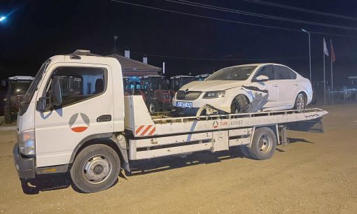  Osmancık'ta otomobil orta refüje çıkarak bariyerlere saplandı  5