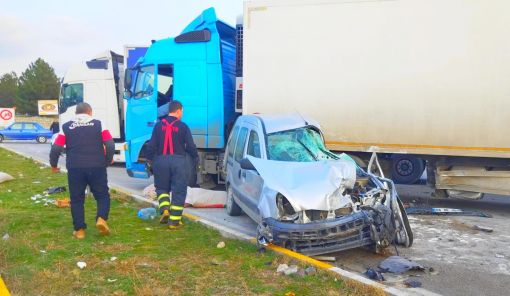  Osmancık'ta park halindeki TIR'a çarptı. 1 ölü 1