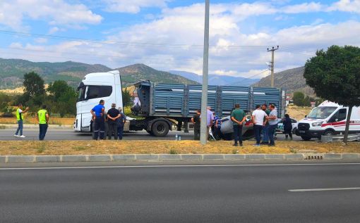  Osmancık'ta TIR'la çarpışan otomobil takla attı 3 yaralı 4