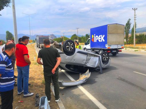  Osmancık'ta TIR'la çarpışan otomobil takla attı 3 yaralı 5