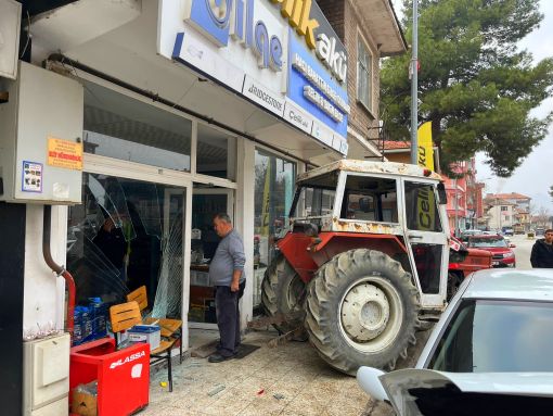  Osmancık'ta traktör dükkana girdi 2