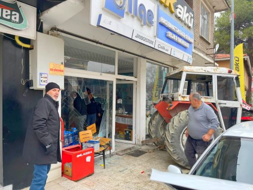  Osmancık'ta traktör dükkana girdi 4