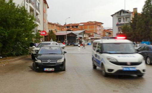  Osmancık'ta yağışlı havada otomobil 2 otomobile çarptı 7