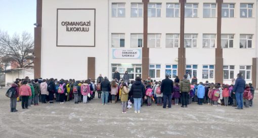  Osmancık’ta  Pazartesi günü tüm okullarda şehitler için saygı duruşunda bulunuldu 4