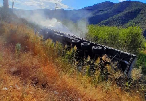  Osmancık’ta TIR  devrildi 2 yaralı 8