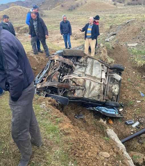  Otomobil yoldan çıkarak şarampole devrildi 2