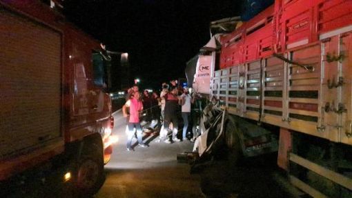  Park halindeki TIR'a arkadan çarpan TIR'ın sürücüsü öldü 1