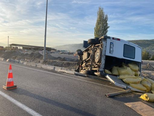  Susam yüklü panelvan minibüs devrildi emniyet kemeri hayat kurtardı 4