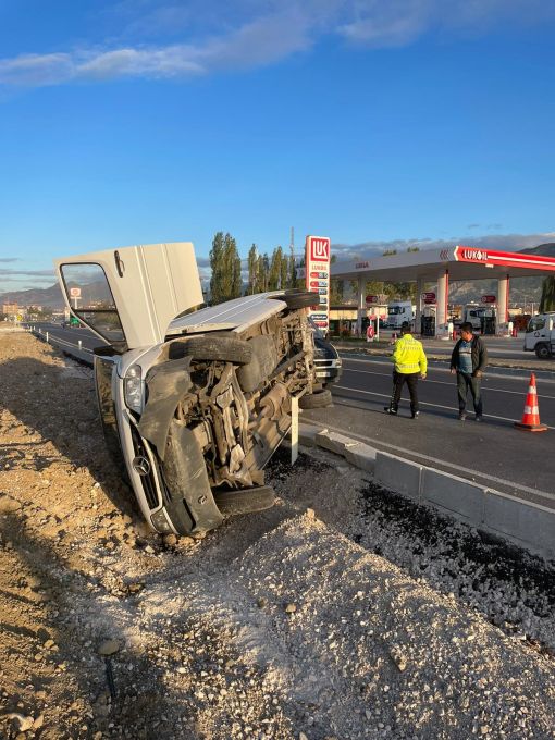  Susam yüklü panelvan minibüs devrildi emniyet kemeri hayat kurtardı 5