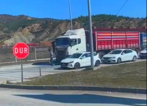  TIR kavşakta yol ortasında arıza yaptı ulaşım durdu 3