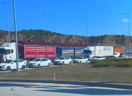  TIR kavşakta yol ortasında arıza yaptı ulaşım durdu 4