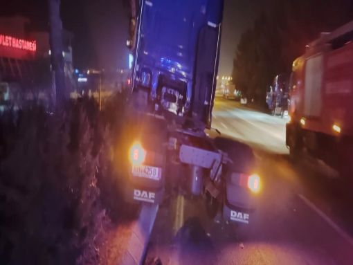  TIR’la çarpışan otomobil orta refüje devrildi:  2 yaralı 2