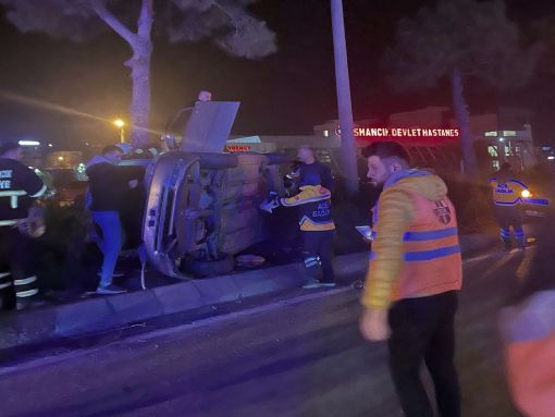  TIR’la çarpışan otomobil orta refüje devrildi:  2 yaralı 3