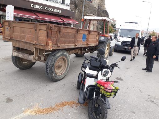  Traktörle 3 tekerlekli elektrikli bisiklet çarpıştı 1 yaralı 2