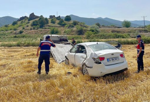  Yoldan çıkan otomobil taklalar atarak arpa tarlasına uçtu 1