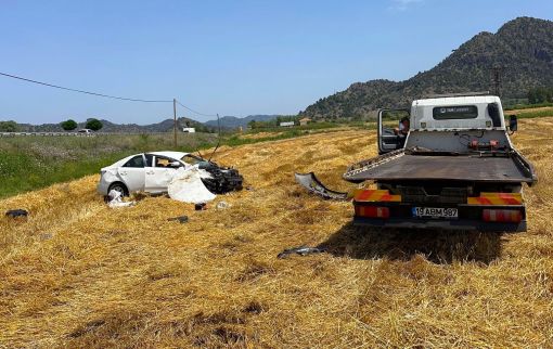  Yoldan çıkan otomobil taklalar atarak arpa tarlasına uçtu 4