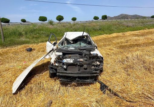  Yoldan çıkan otomobil taklalar atarak arpa tarlasına uçtu 6