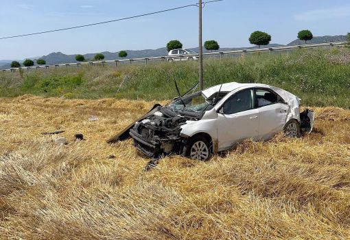  Yoldan çıkan otomobil taklalar atarak arpa tarlasına uçtu 7