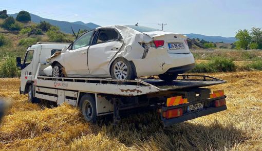  Yoldan çıkan otomobil taklalar atarak arpa tarlasına uçtu 8