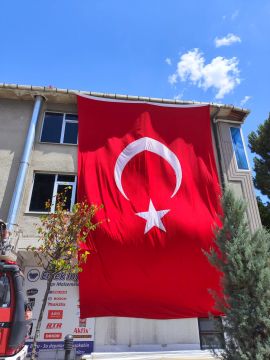 Avusturya Türkiye  maçı heyecanı meydanlara Türk Bayrakları asıldı